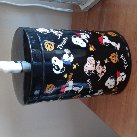 Snoopy dog treat canister - Picture 2 of 6